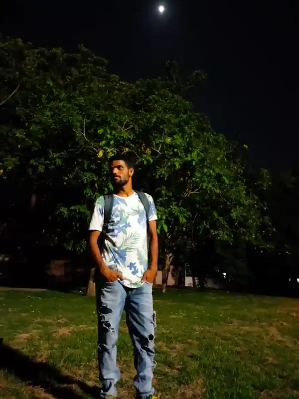 Customer wearing the regular fit t-shirt